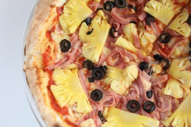 Ananas masada meyve pizza