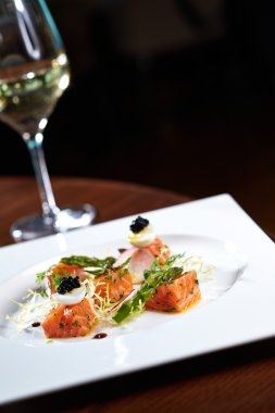 Şarapla marine edilmiş İskoç somonu