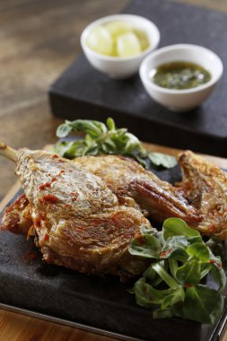 Kızarmış sığır eti ve tavuk bacak Restoran tablo