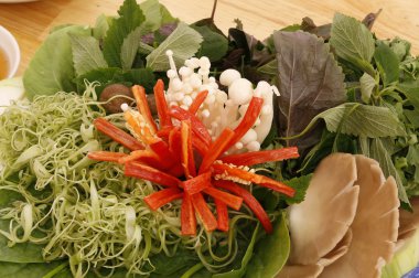 Vietnamca güveç için sebze ve otlar