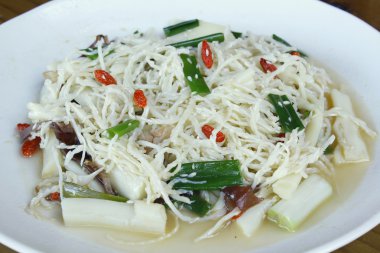 Fried bambu sürgünleri ile lotus