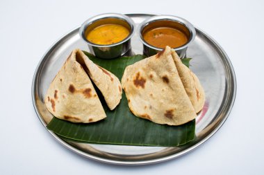 Hint tepsi yemek ekmek ve sos ile