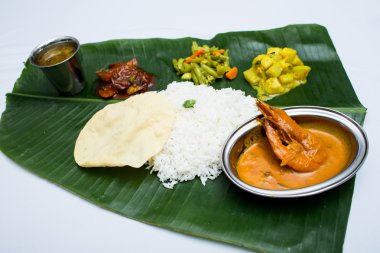 Curry karides ve muz yaprak tepsi üzerinde sade pilav ile Hint yemek