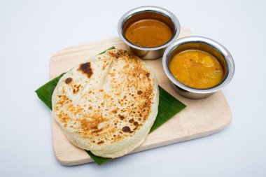 Hint tepsi yemek ekmek ve sos ile