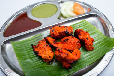 Hint tepsi yemek kızarmış domuz eti