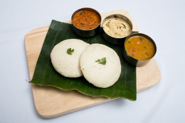 Hint tepsi yemek ekmek ve sos ile