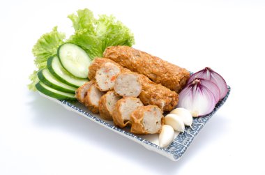 Hamur Ngor Hiang ya da balık sarımsak, soğan, dilimlenmiş salatalık ve