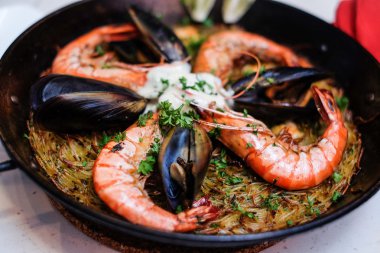 Özel noodle ile karides ve istiridye