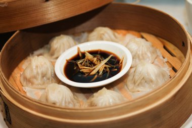 Buğulama köfte veya dim sum bambu güveçte sos ile