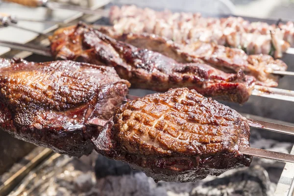 屋外のグリルでおいしい牛肉 — ストック写真