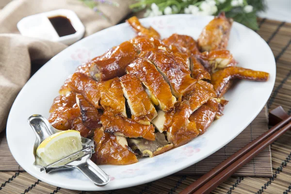Китайская рубленая курица на белой тарелке на столе в р — стоковое фото