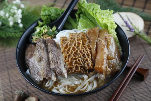 Kínai tál cérnametéltet noodle sült marhahús, tehén gyomor — Stock Fotó