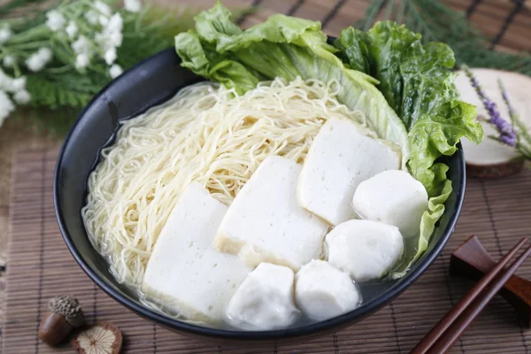 Traditionella kinesiska skål med hänsynslösa spån med fisk boll och — Stockfoto