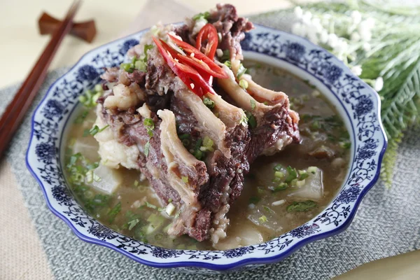 レスタのテーブルでポーク肋骨のスープの伝統的な中華丼 — ストック写真