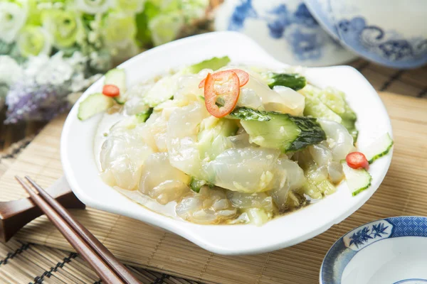 白い皿の上の中国サラダ — ストック写真