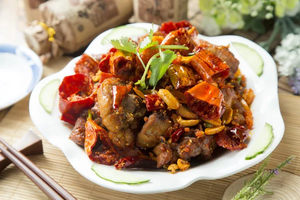 Πικάντικο χοιρινό κοκκινιστό κινέζικα στο άσπρο πιάτο — Φωτογραφία Αρχείου