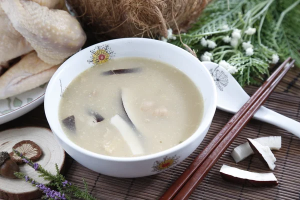 レストランのテーブルにあるココナッツ スープの伝統的な中華丼 — ストック写真
