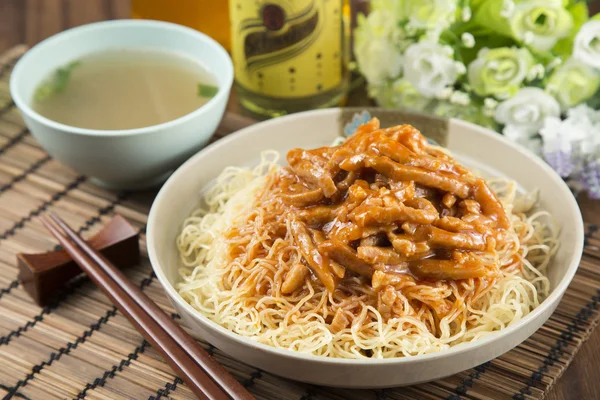 Traditional chinese bowl of rice vermicelli with minced fried po — Stock Photo, Image