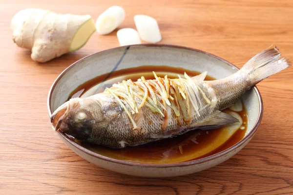 Смажена на пару ціла риба на традиційній китайській тарілці з шарніром — стокове фото