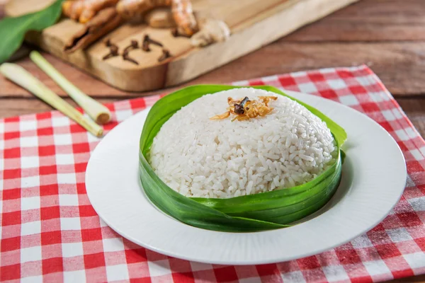 Piring beras polos di atas meja di restoran — Stok Foto