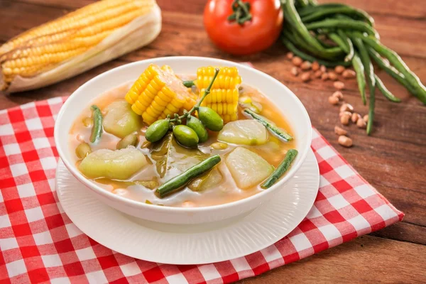 Supă de castron de legume cu porumb și dovleac verde pe masă — Fotografie, imagine de stoc