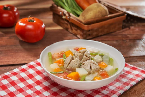 Sopa de tigela de legumes e bolas de carne na mesa em restauran — Fotografia de Stock