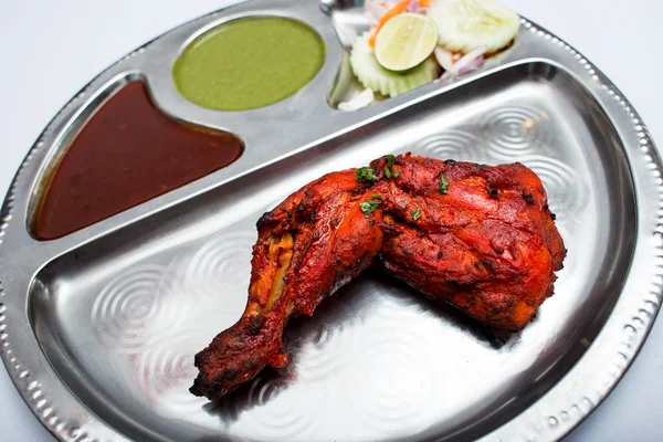 Piatto vassoio indiano gambe di pollo fritto — Foto Stock