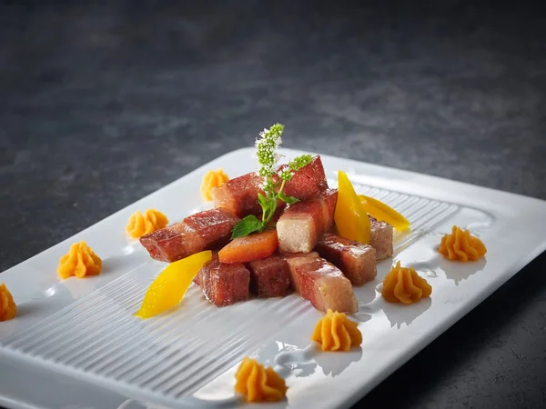 Перемешать жареную вегетарианскую свинину на белой тарелке — стоковое фото