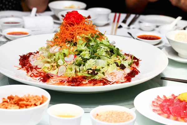 Тарелка специального салата в тайском стиле — стоковое фото