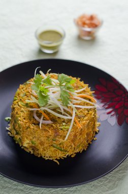 Kızarmış pirinç siyah plaka üzerinde