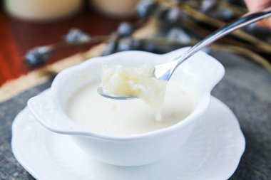 Salanganes veya beyaz bir fincan Asya'da kuş yuvası tatlı çorba