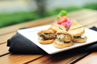 Virginia stil istiridye bisküvi masada beyaz plaka üzerinde