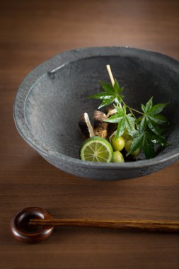 Kireç mantar ve otlar masanın üzerine siyah kase