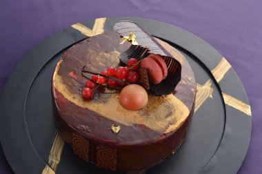 Siyah zemin üzerine kırmızı dut ile çikolatalı kek