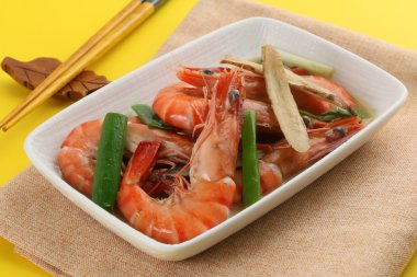 Kızarmış karides ile masa örtüsü üzerinde beyaz tabakta ginseng