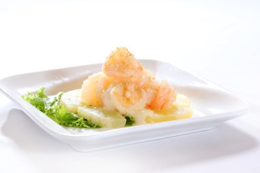 Turşu turp ve beyaz plaka üzerinde otlar pişmiş ekmek