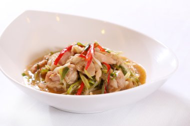 Soğan, biber ve otlar beyaz kase üzerinde özel tavuk salatası