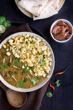 Yumurta veya Hint Anda Tadka dal Dhaba tarzında özel çorba ödünç