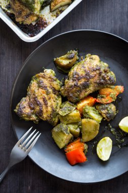 Salantro biber tavuk uyluk ve patates siyah Tavada kavrulmuş