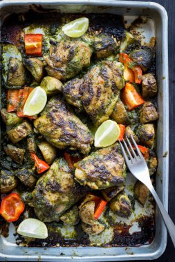 Salantro biber tavuk uyluk ve patates siyah Tavada kavrulmuş