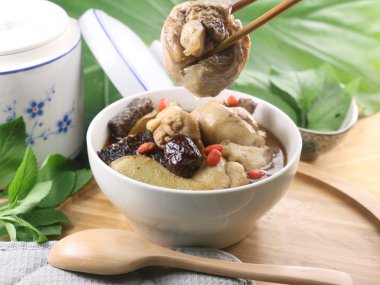 Susamlı piliç ot ile ahşap masa üzerinde beyaz kase içinde ilaç