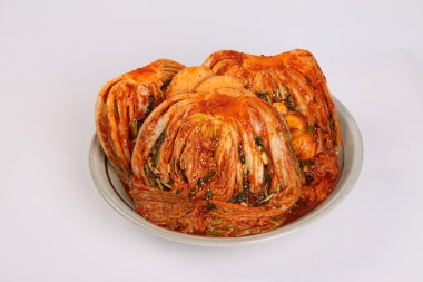 Kore lahana kimchi beyaz arka plan üzerinde plaka üzerinde