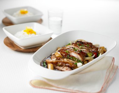 Soya karıştırma kızarmış tavuk pirinç beyaz arka plan üzerinde