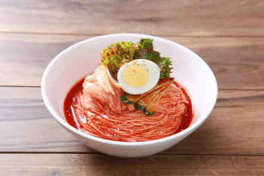 Kimchi spagetti makarna haşlanmış yumurta ve salata ile