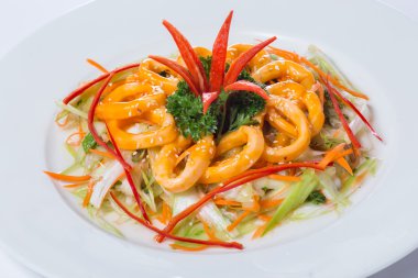 Vietnamca Restoran beyaz tabakta kalamar salatası halka