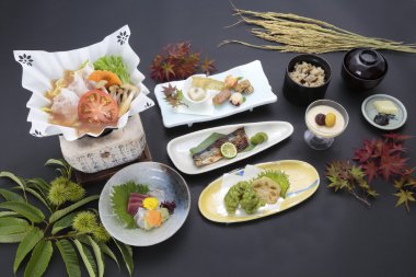 Tepsi yemek Japon tarzı pirinç, suşi ve soya sos ile