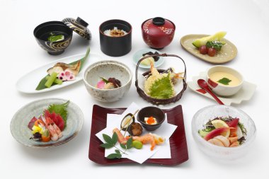 Tepsi yemek Japon tarzı pirinç, suşi ve soya sos ile