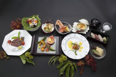 Tepsi yemek Japon tarzı pirinç, suşi ve soya sos ile