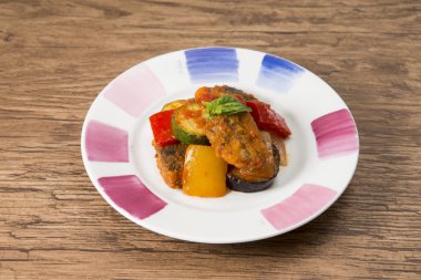 Kızarmış Balık biber, salatalık ve patlıcan beyaz plaka üzerinde