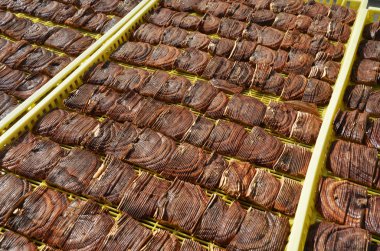 Asya tepsisindeki Ganoderma mantar kızartma dilimlenmiş